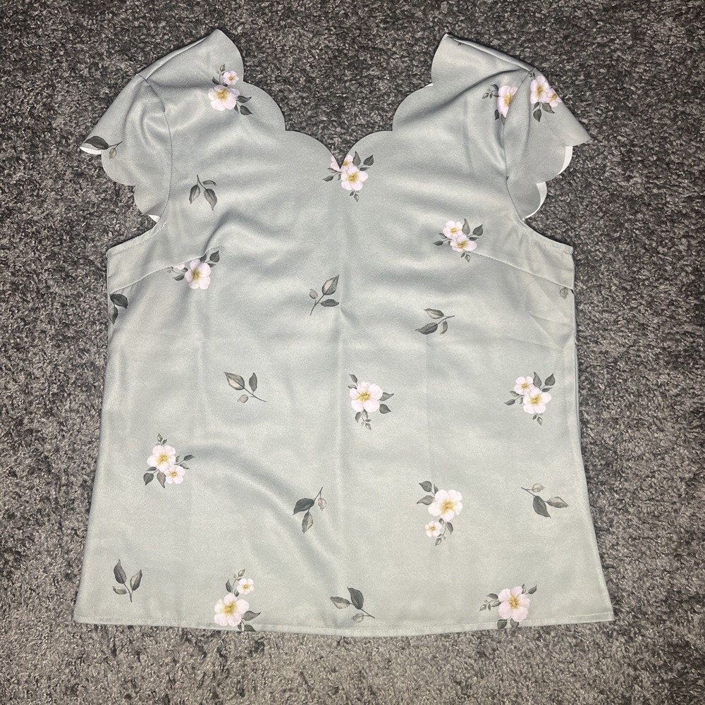 Shein‎ Scalloped V-Neck And Short Sleeve Green Flowered Shirt Size Medium